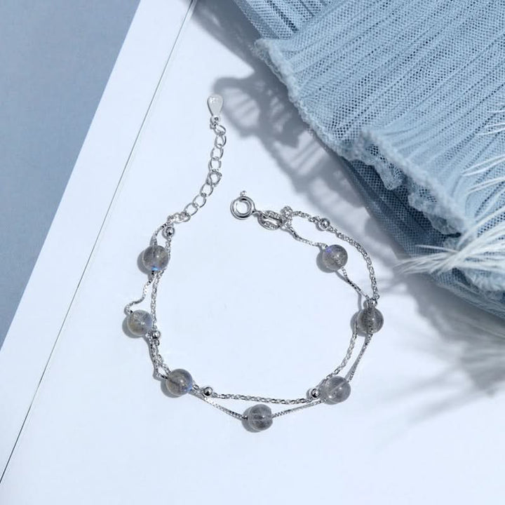 Moonstone bracelet s925 silver featuring delicate chain and pearly grey stones.