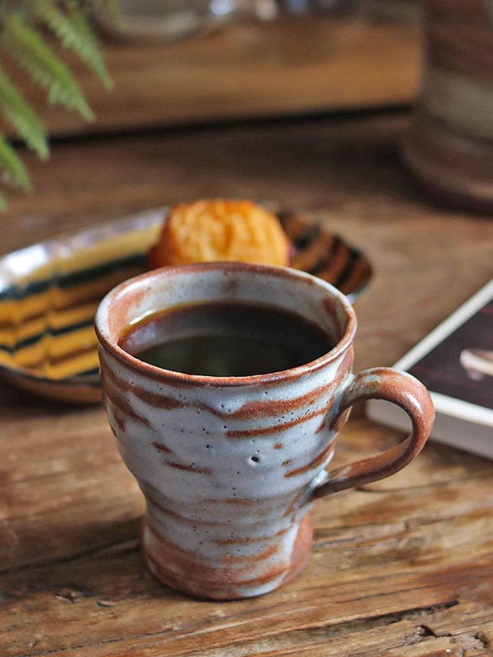 Taza de café de cerámica hecha a mano