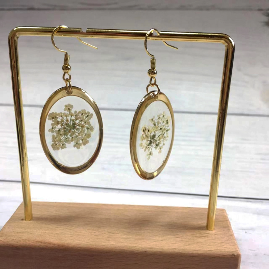 Pendientes de flores prensadas con detalles chapados en oro