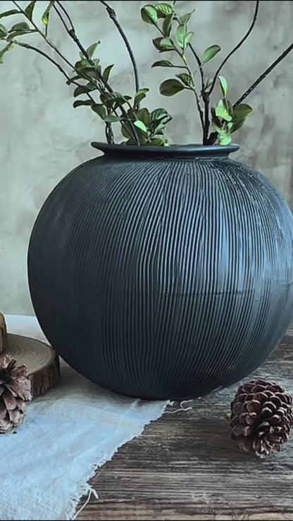 Jarrón de cerámica negro, texturizado