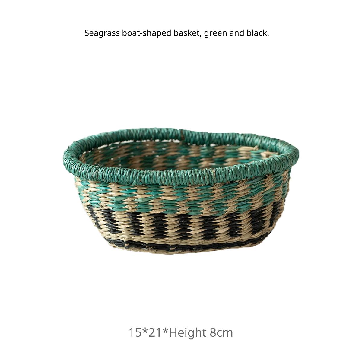 Seagrass boat-shaped small basket in a green-black pattern, dimensions 15x21x8cm.