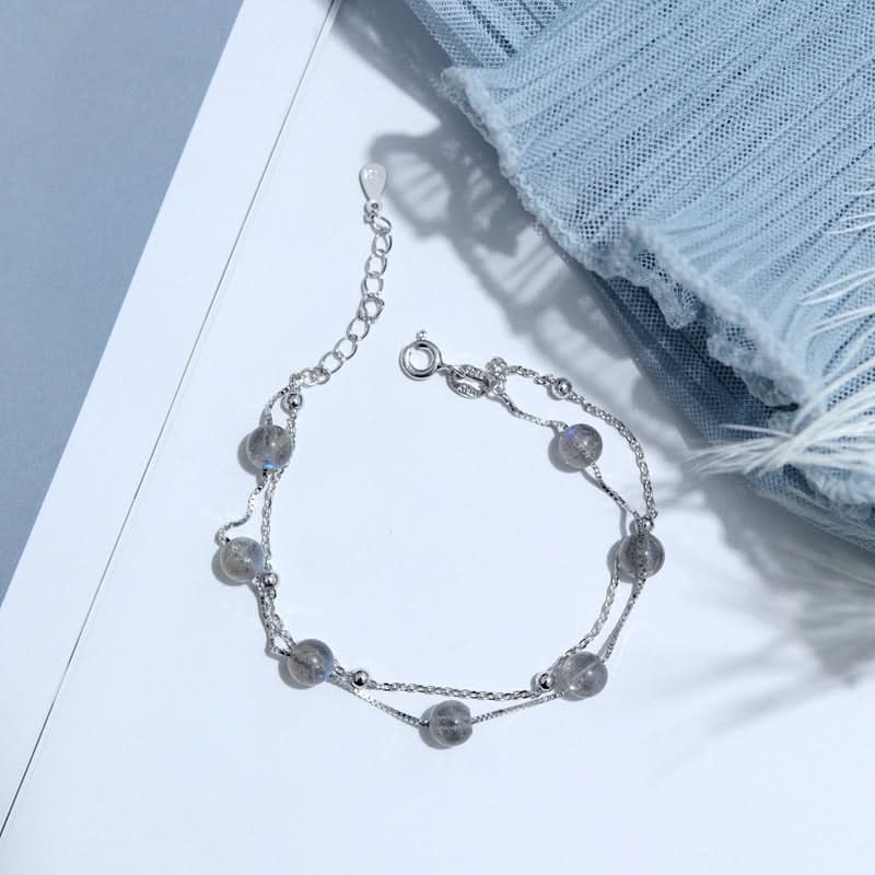 Moonstone bracelet s925 silver featuring delicate chain and pearly grey stones.