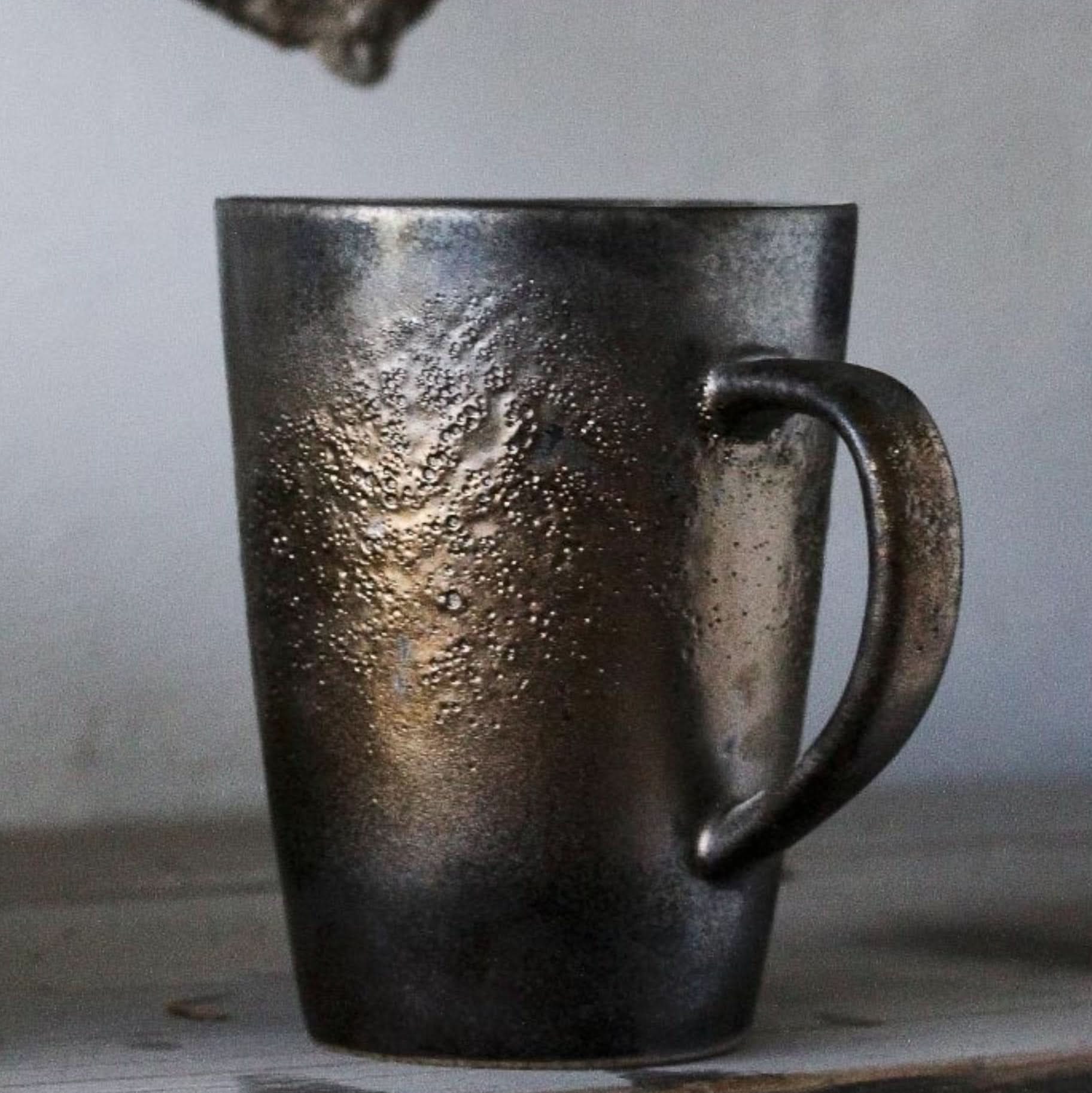 Large handmade 13.5oz metallic glazed Japanese pottery mug with retro design.