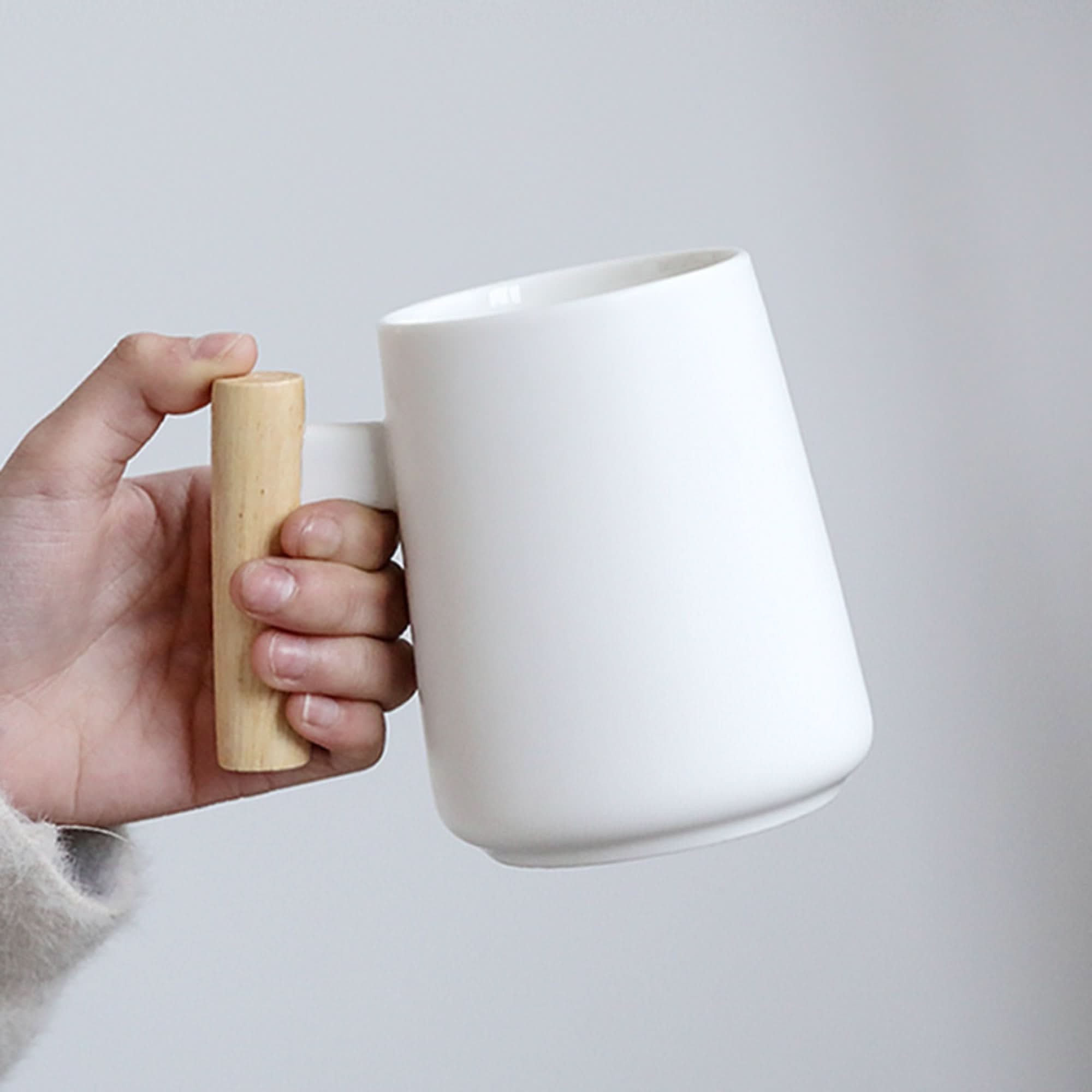 Minimalist Japanese Mug with wooden handle, 480ml white latte mug
