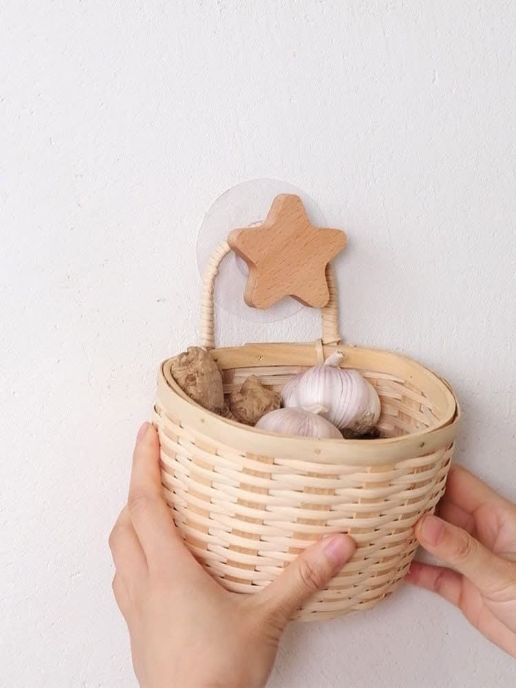 Rattan clear wood kitchen wall hanging basket with garlic and ginger.