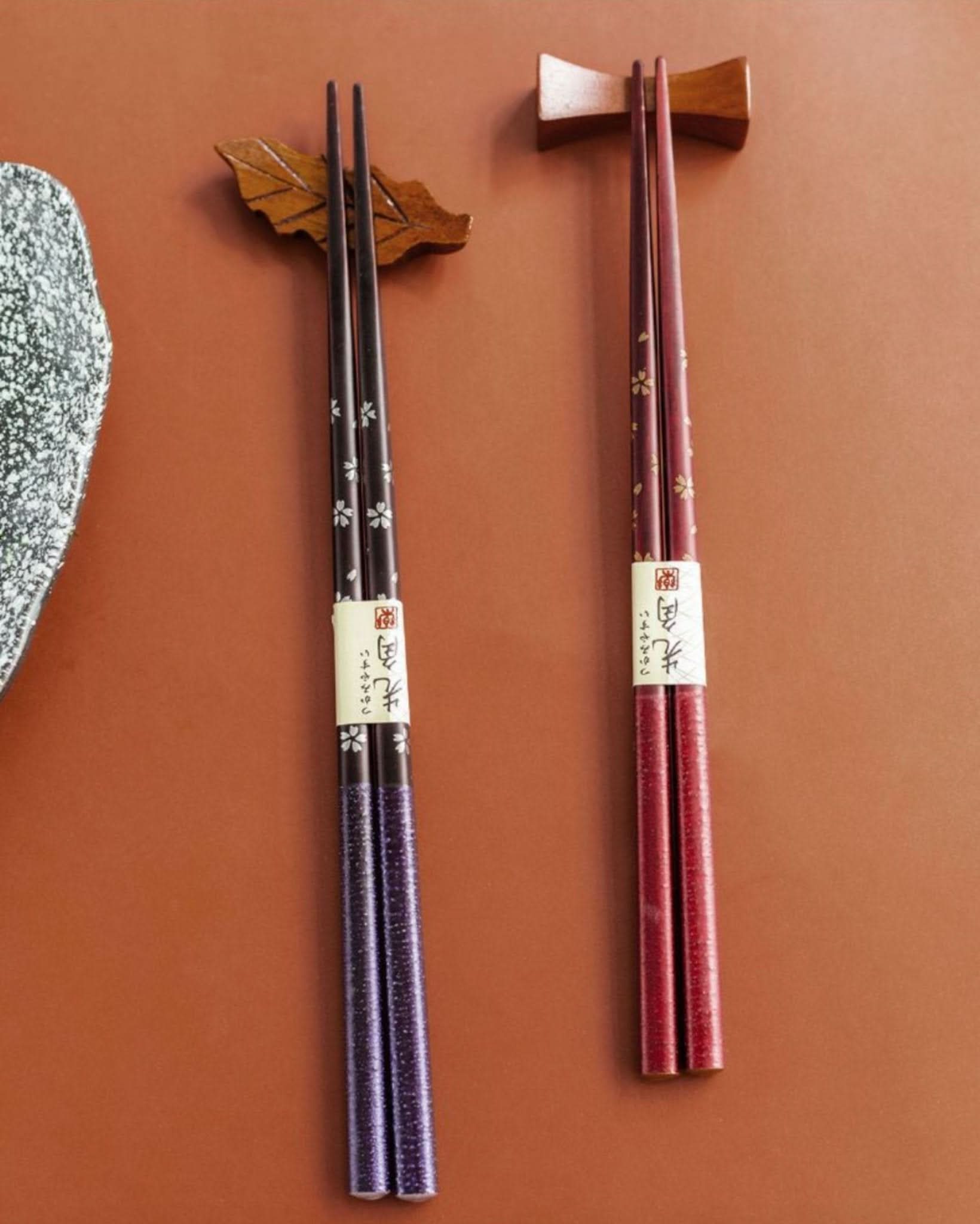 Sunlife handmade solid wood chopsticks: dark purple & cherry red with floral pattern