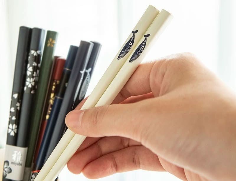 Japan Imported SUNLIFE Pointed Whale Chopsticks: cute, non-slip, wooden tableware.