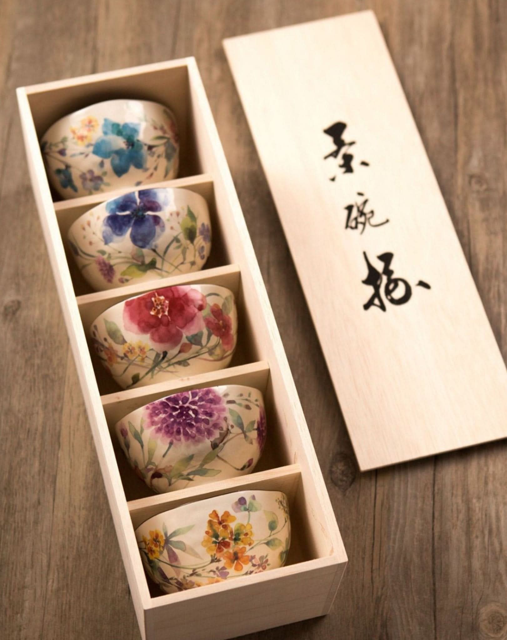 Japanese Rice Bowl Set, floral watercolor ceramic bowls in a wooden box.