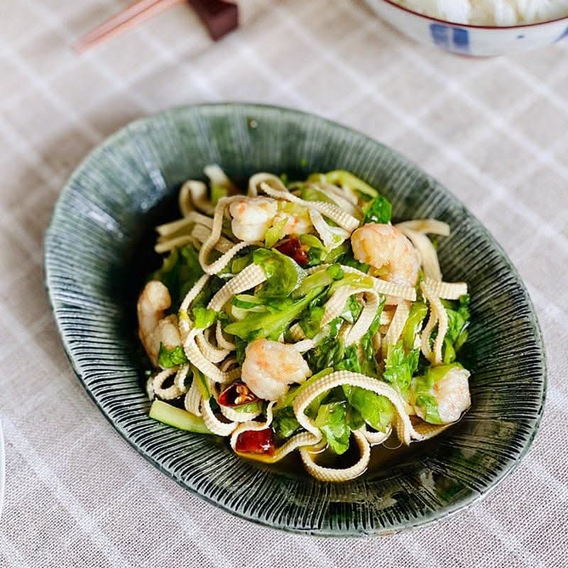 Nishida Muyu oval deep plate with shrimp and greens, Japan-made ceramic tableware.