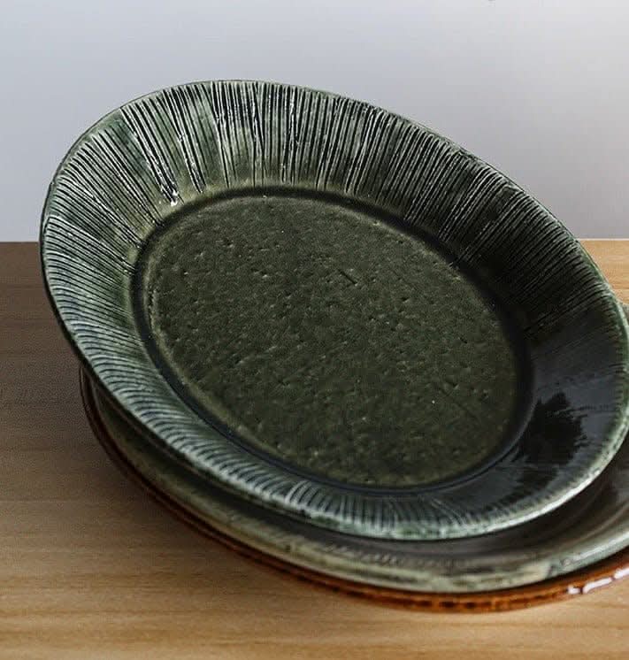 Nishida Muyu oval deep plate in deep green ceramic with textured rim, Japan-made tableware.