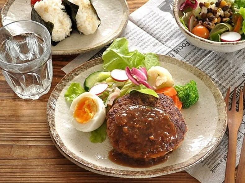 Rough Pottery Stoneware Dinner Set featuring a meal with a hamburger steak, salad, and onigiri.