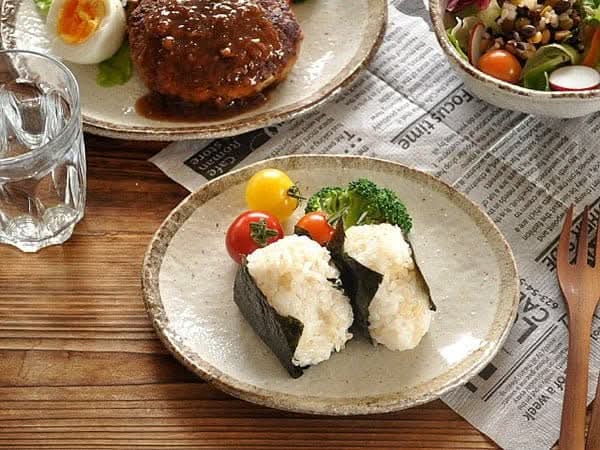 Rough Pottery Stoneware Dinner Set with onigiri and vegetables on rustic plates.